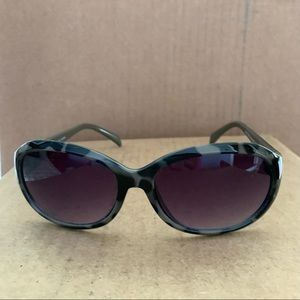 Uniqlo brown and black tortoise sunglasses